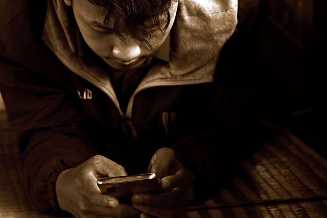 communication, smartphone, man, lifestyle, cellphone, message, text, chat, mobile phone